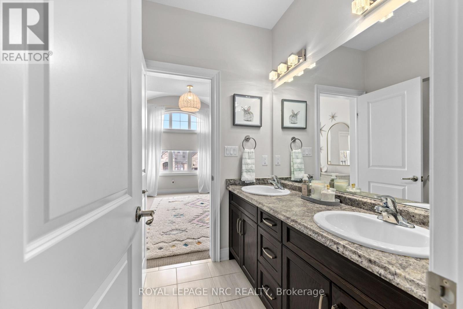 Jack & Jill 5 pcs. access - 25 Philmori Boulevard, Pelham (Fonthill), ON - Indoor Photo Showing Bathroom