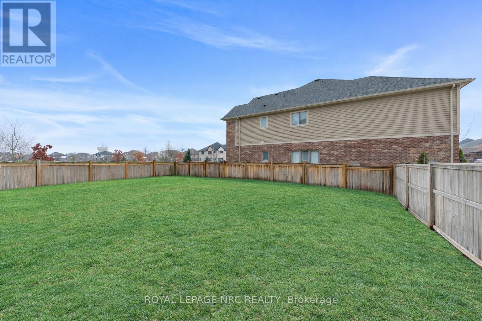 Large fenced yard - 25 Philmori Boulevard, Pelham (Fonthill), ON - Outdoor With Backyard