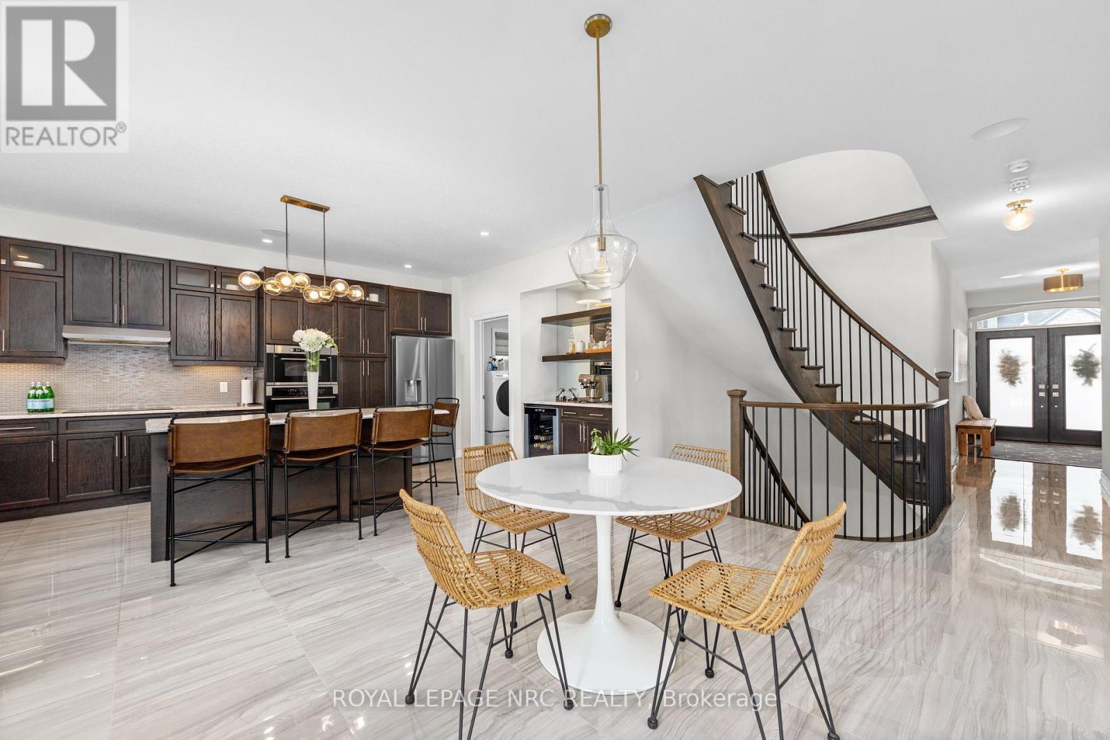 Spacious eat-in Kitchen - 25 Philmori Boulevard, Pelham (Fonthill), ON - Indoor