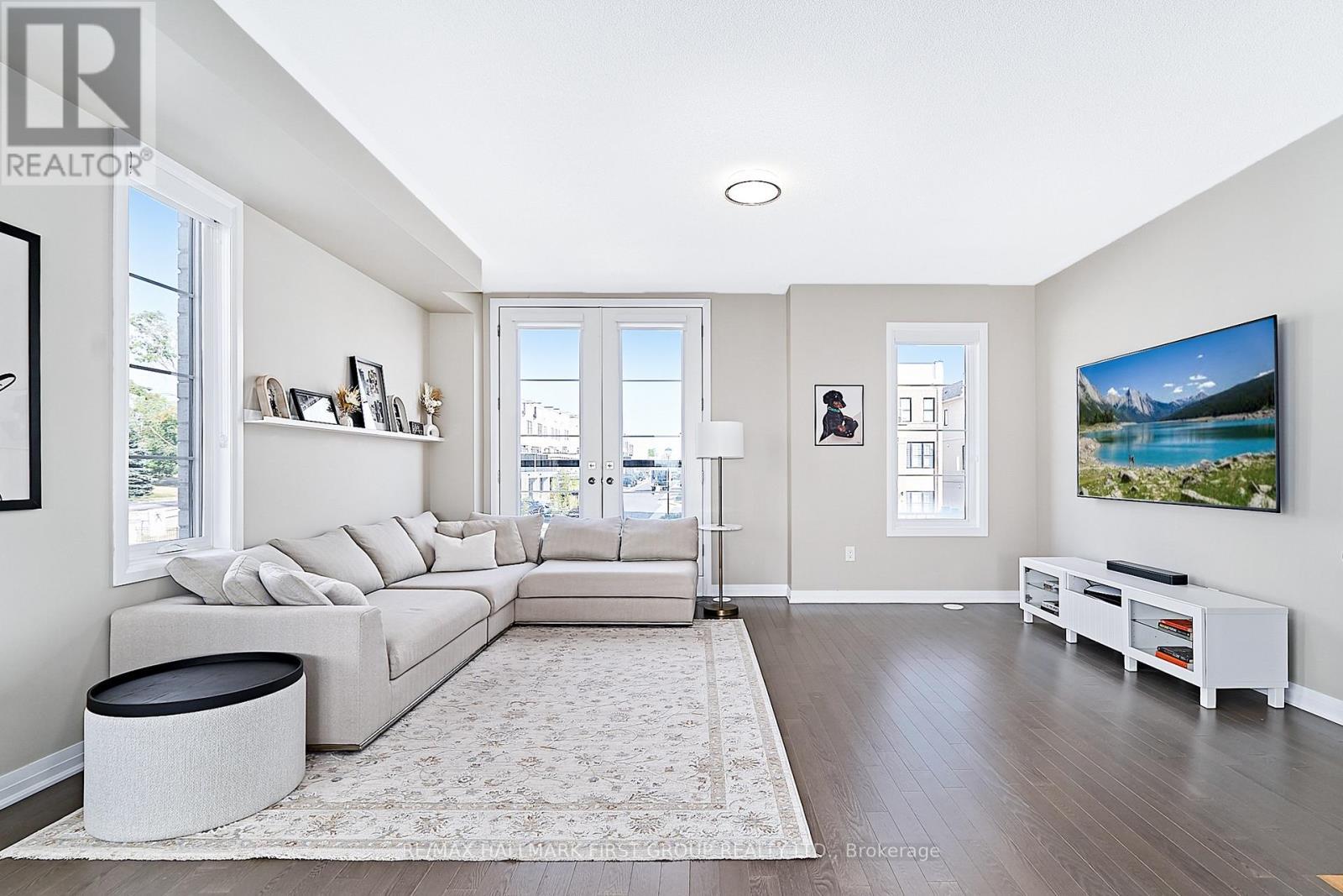 1 Clarington Boulevard, Clarington, ON - Indoor Photo Showing Living Room