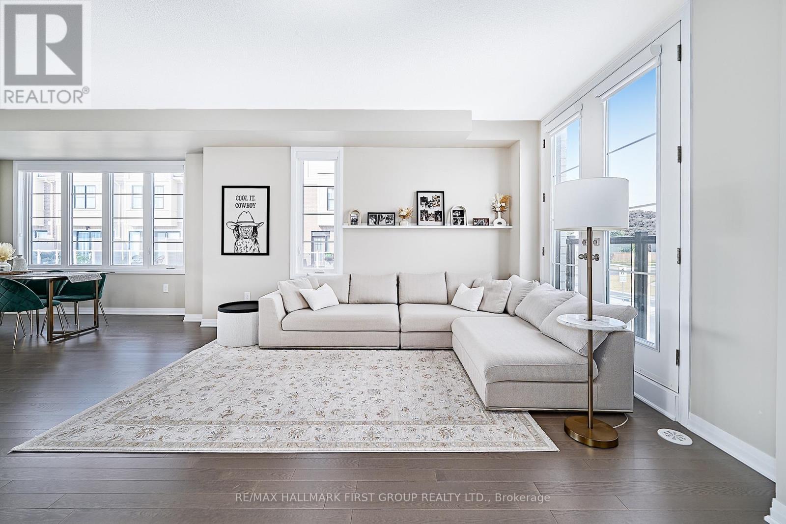 1 Clarington Boulevard, Clarington, ON - Indoor Photo Showing Living Room