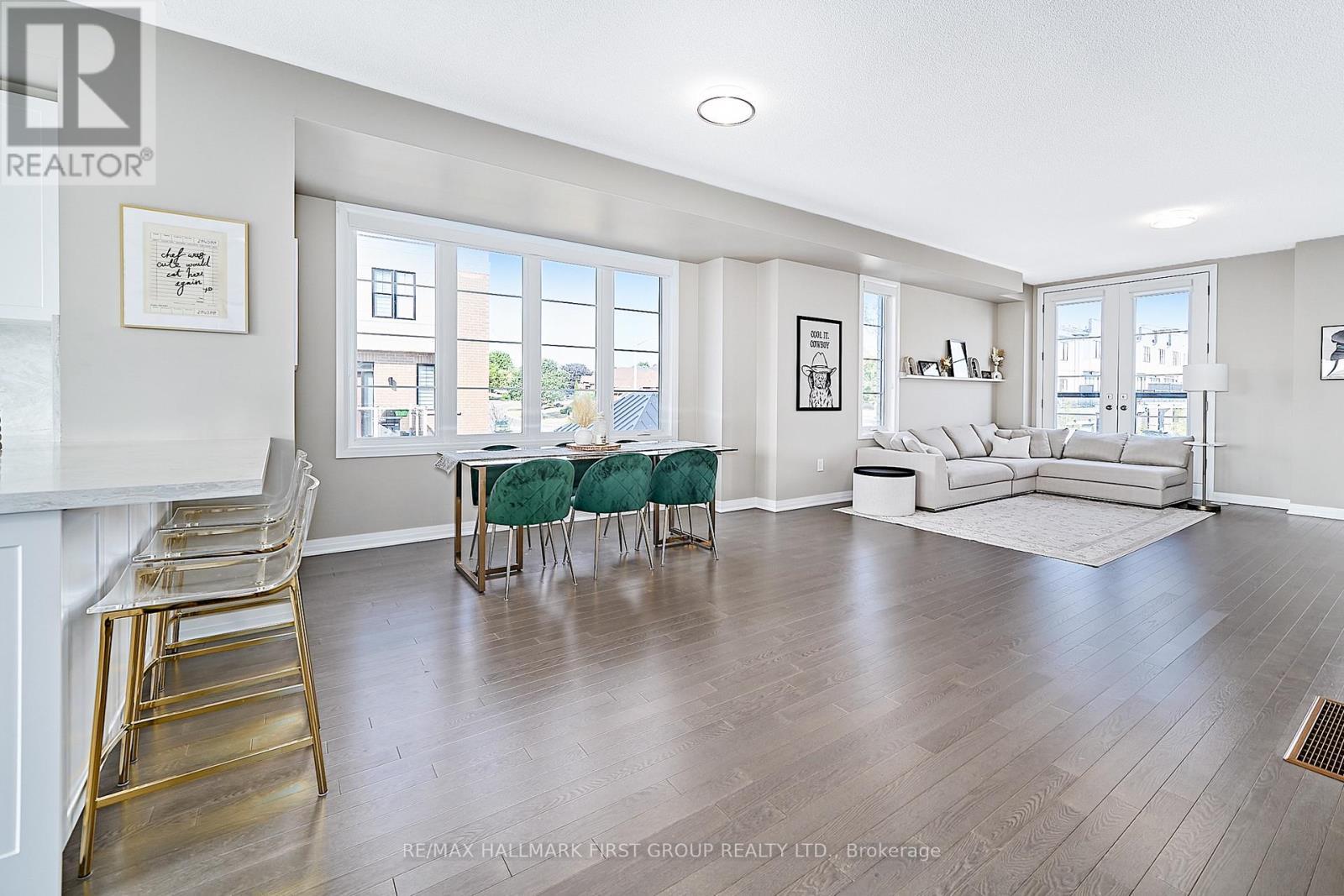 1 Clarington Boulevard, Clarington, ON - Indoor Photo Showing Living Room