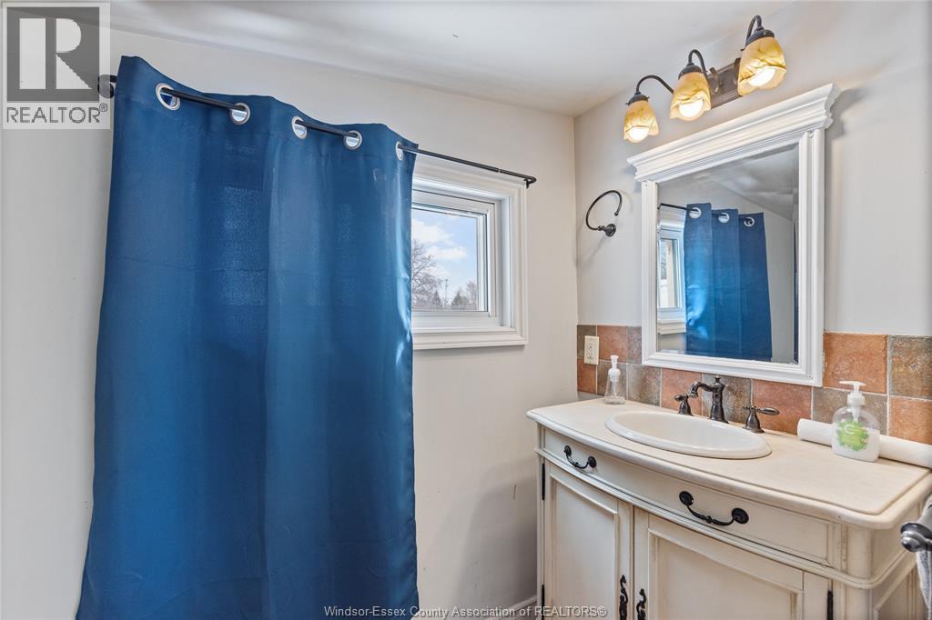 86 Draper Street, Colchester, ON - Indoor Photo Showing Bathroom