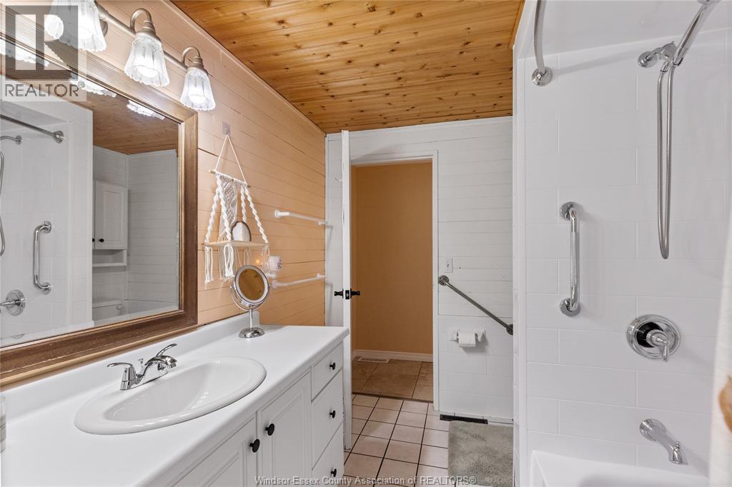 86 Draper Street, Colchester, ON - Indoor Photo Showing Bathroom