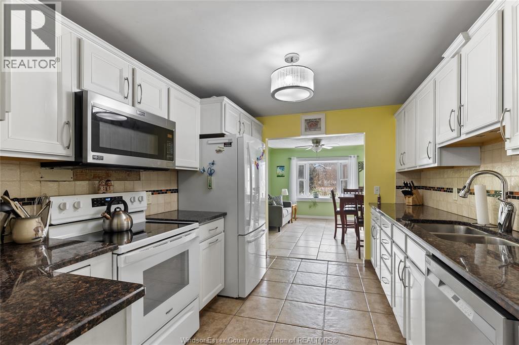 86 Draper Street, Colchester, ON - Indoor Photo Showing Kitchen With Double Sink