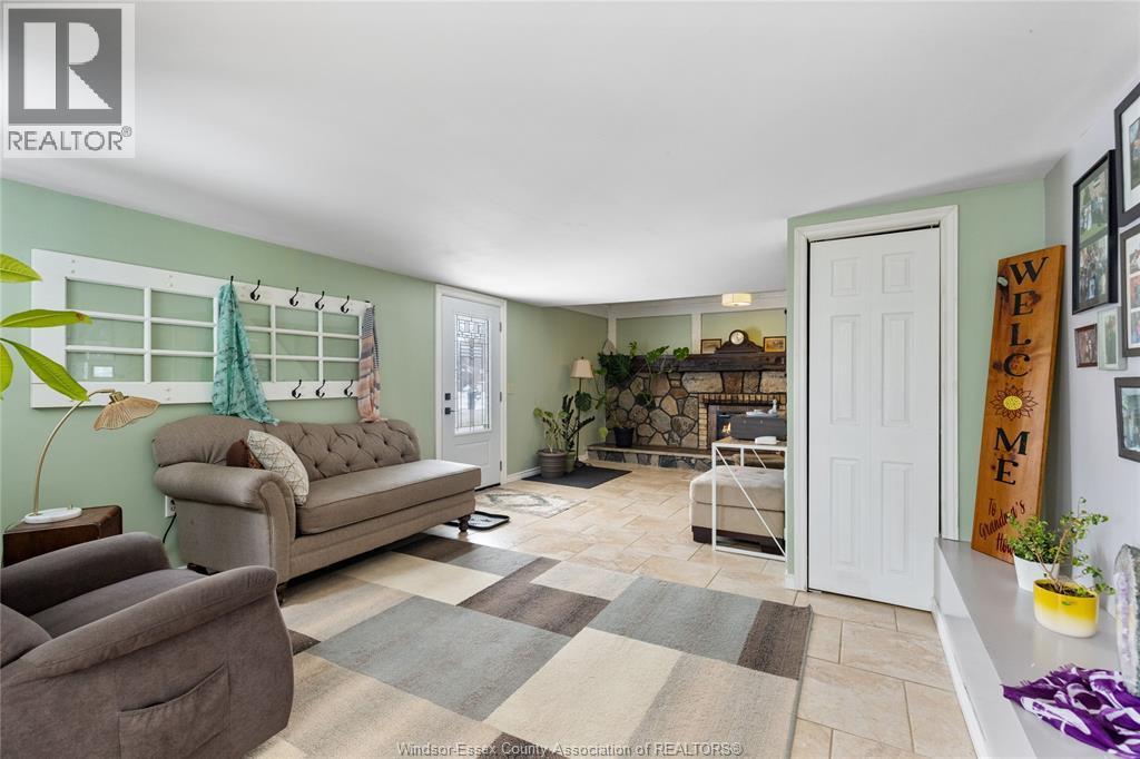 86 Draper Street, Colchester, ON - Indoor Photo Showing Living Room