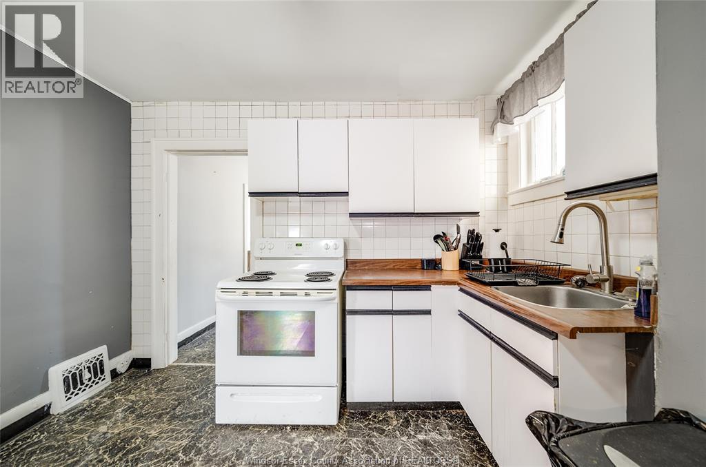 1088 Hickory, Windsor, ON - Indoor Photo Showing Kitchen