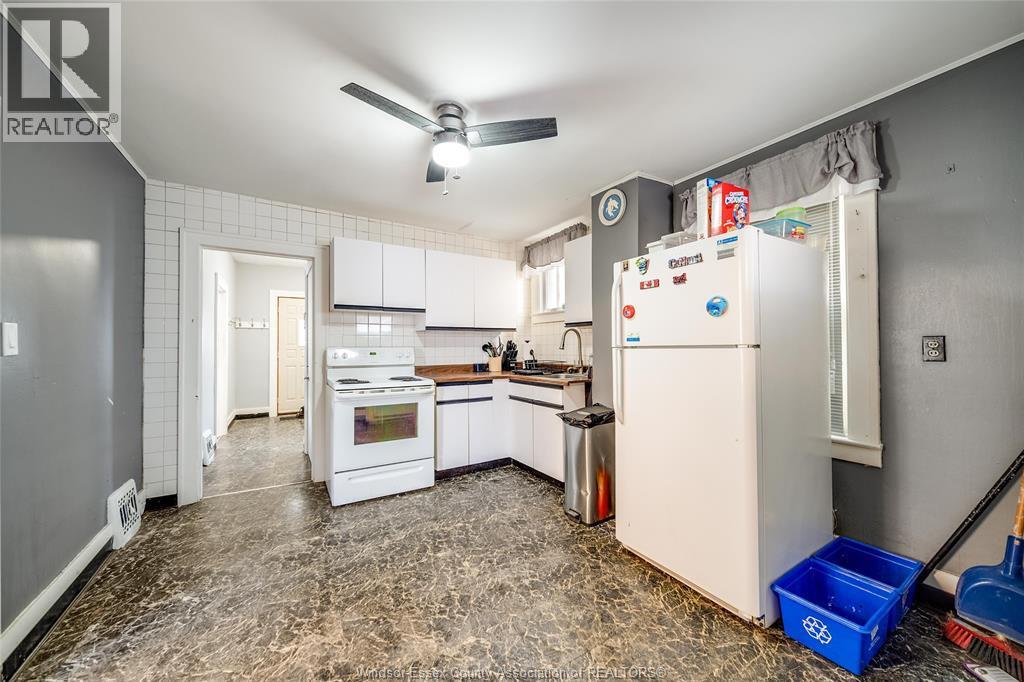 1088 Hickory, Windsor, ON - Indoor Photo Showing Kitchen