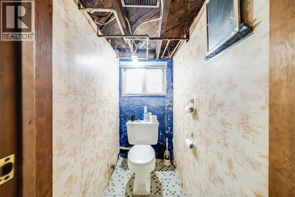 1088 Hickory, Windsor, ON - Indoor Photo Showing Bathroom