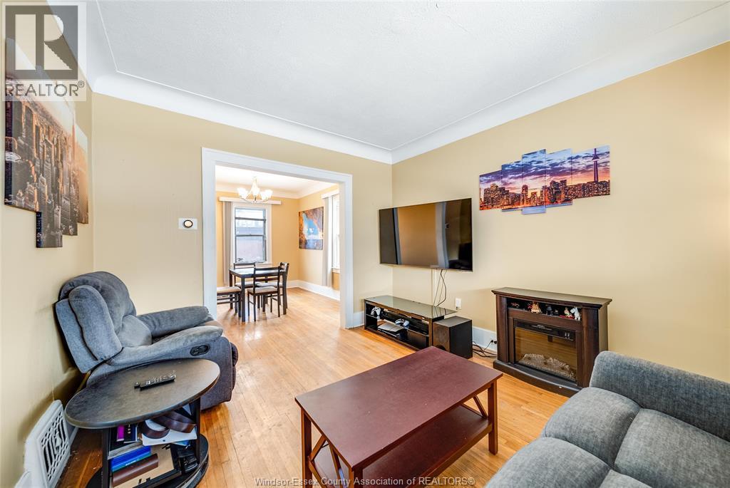 1088 Hickory, Windsor, ON - Indoor Photo Showing Living Room