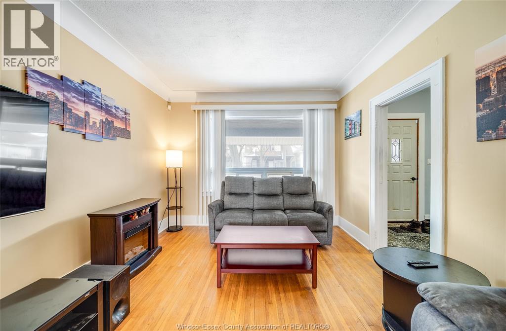 1088 Hickory, Windsor, ON - Indoor Photo Showing Living Room