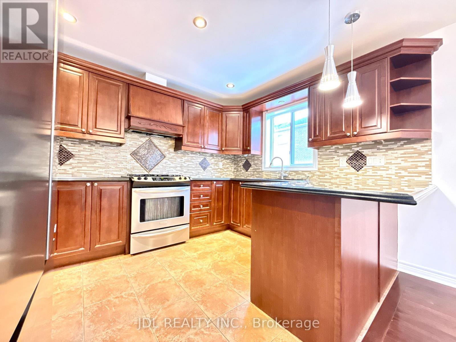 69 Gail Parks Crescent, Newmarket, ON - Indoor Photo Showing Kitchen