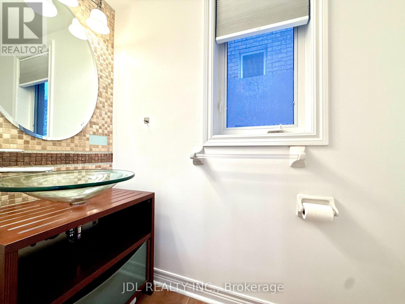 69 Gail Parks Crescent, Newmarket, ON - Indoor Photo Showing Bathroom