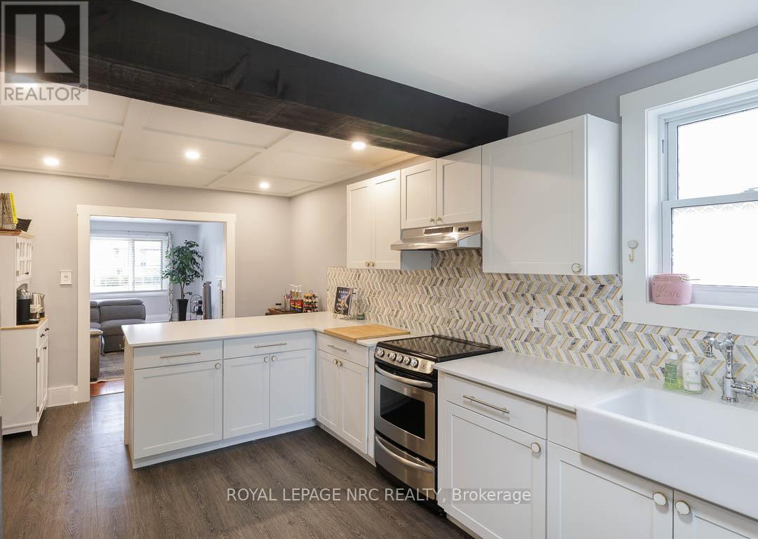 241 Vine Street, St. Catharines (Fairview), ON - Indoor Photo Showing Kitchen With Upgraded Kitchen