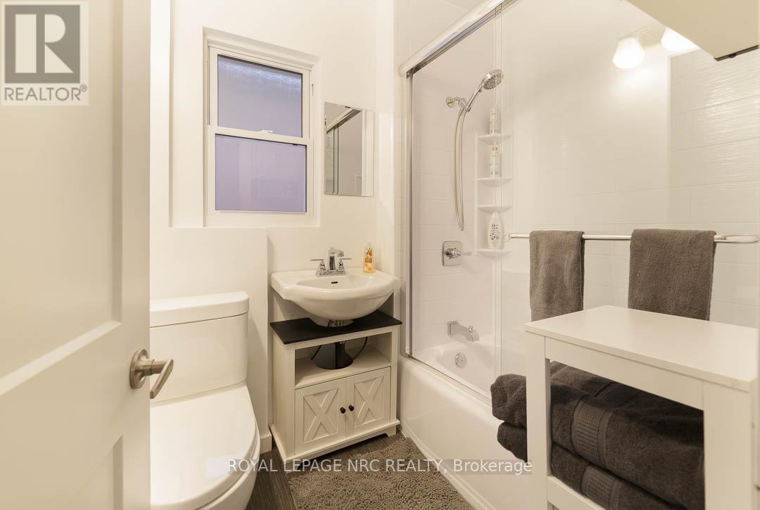 241 Vine Street, St. Catharines (Fairview), ON - Indoor Photo Showing Bathroom
