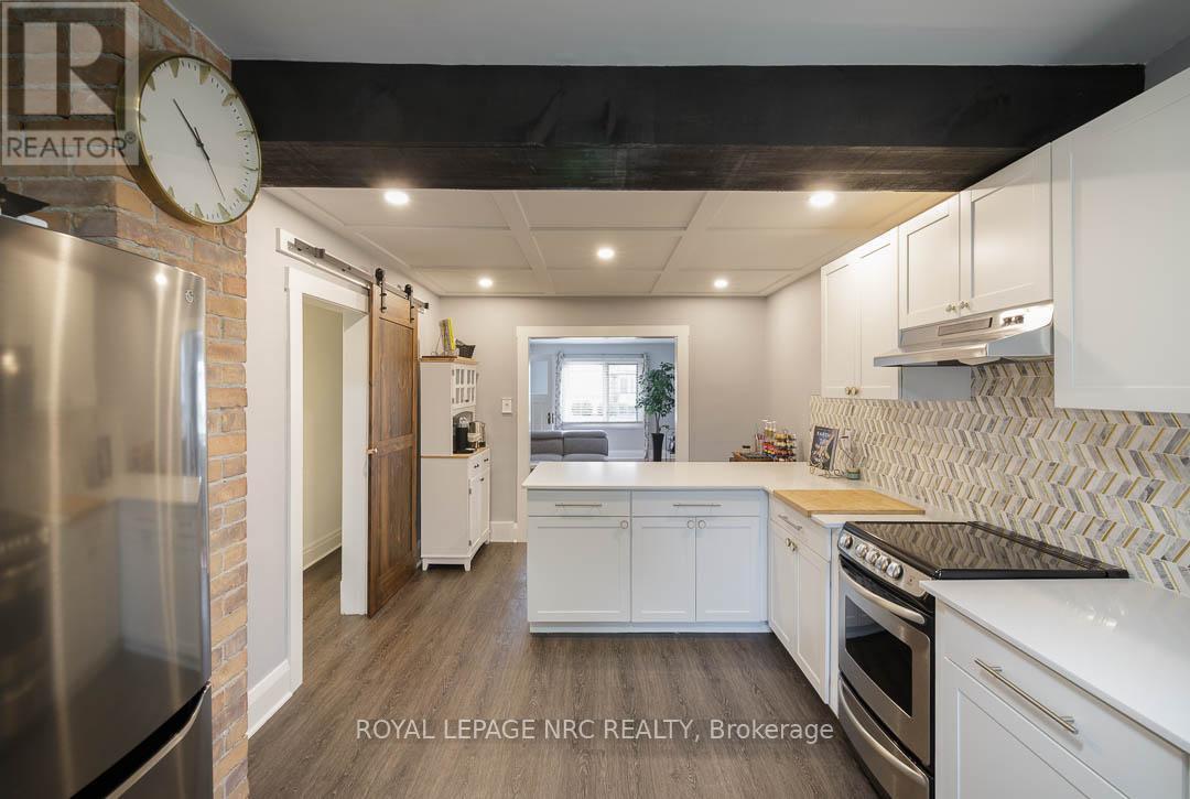 241 Vine Street, St. Catharines (Fairview), ON - Indoor Photo Showing Kitchen With Upgraded Kitchen