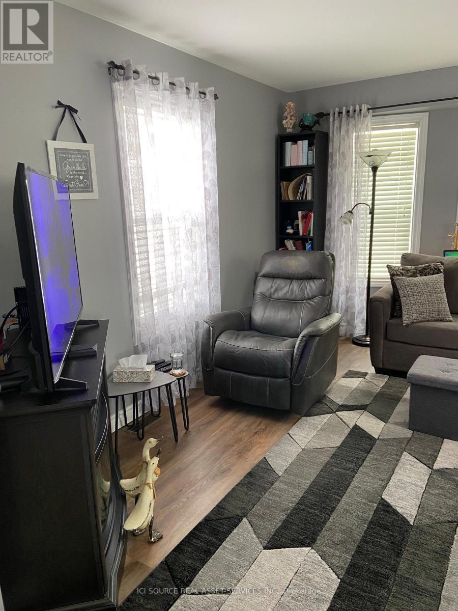 50 - 33 Pitt Street, Bayham, ON - Indoor Photo Showing Living Room