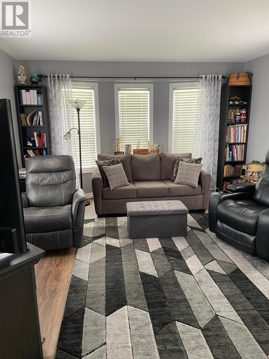 50 - 33 Pitt Street, Bayham, ON - Indoor Photo Showing Living Room