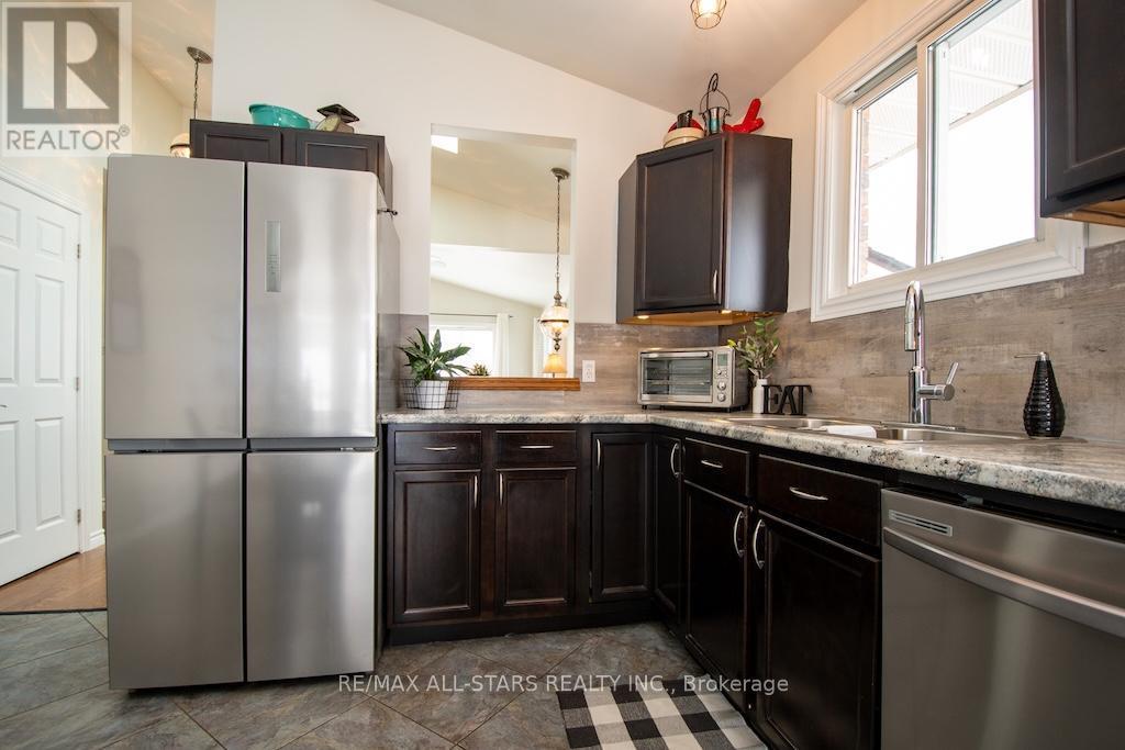 874 Monarch Road, Kawartha Lakes (Lindsay), ON - Indoor Photo Showing Kitchen With Double Sink