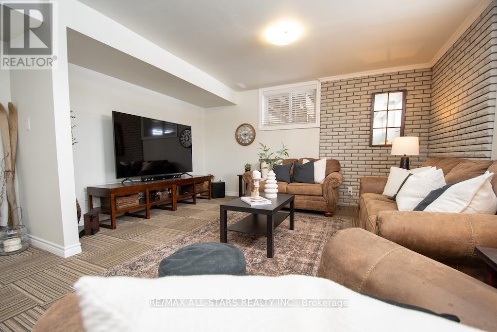 Rec. Room - 874 Monarch Road, Kawartha Lakes (Lindsay), ON - Indoor Photo Showing Living Room