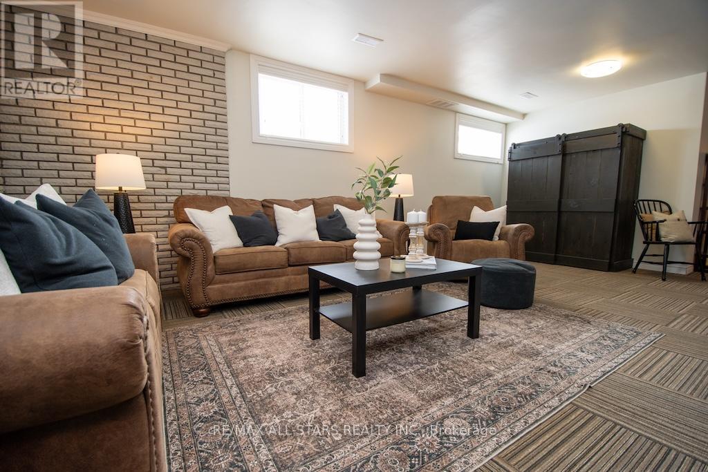 874 Monarch Road, Kawartha Lakes (Lindsay), ON - Indoor Photo Showing Living Room