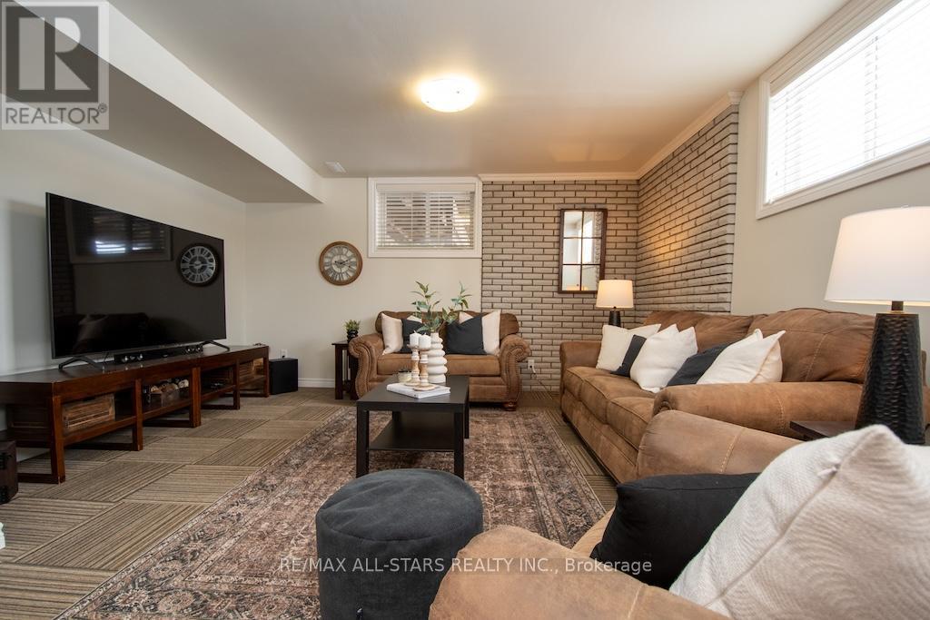 874 Monarch Road, Kawartha Lakes (Lindsay), ON - Indoor Photo Showing Living Room