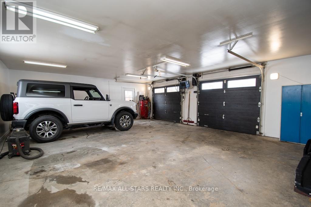 874 Monarch Road, Kawartha Lakes (Lindsay), ON - Indoor Photo Showing Garage