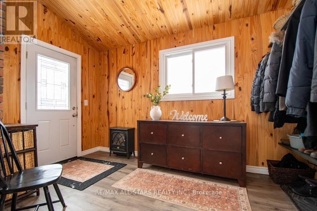 Breezeway entrance, perfect for coats and shoes - 874 Monarch Road, Kawartha Lakes (Lindsay), ON - Indoor Photo Showing Other Room