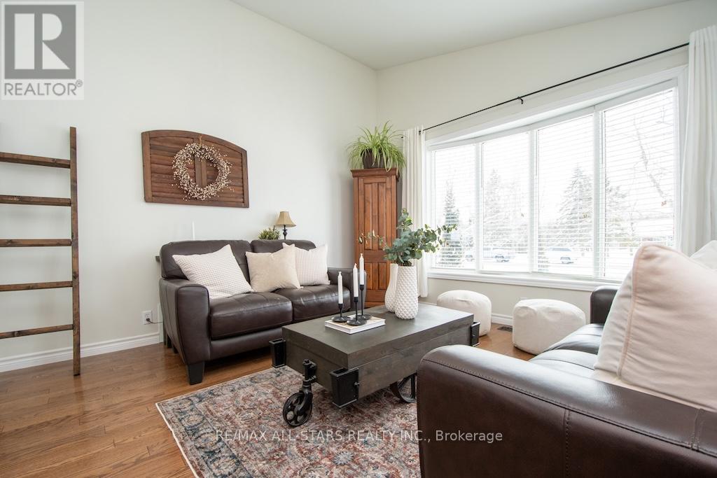 Main floor living/ hardwood floors - 874 Monarch Road, Kawartha Lakes (Lindsay), ON - Indoor Photo Showing Living Room
