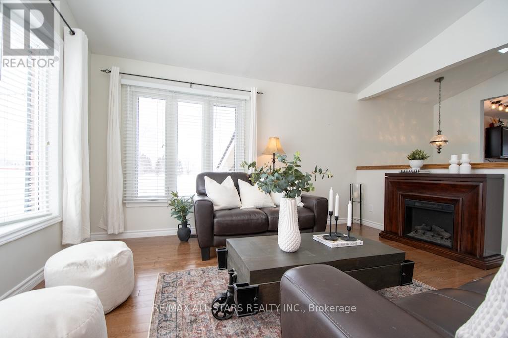 874 Monarch Road, Kawartha Lakes (Lindsay), ON - Indoor Photo Showing Living Room With Fireplace