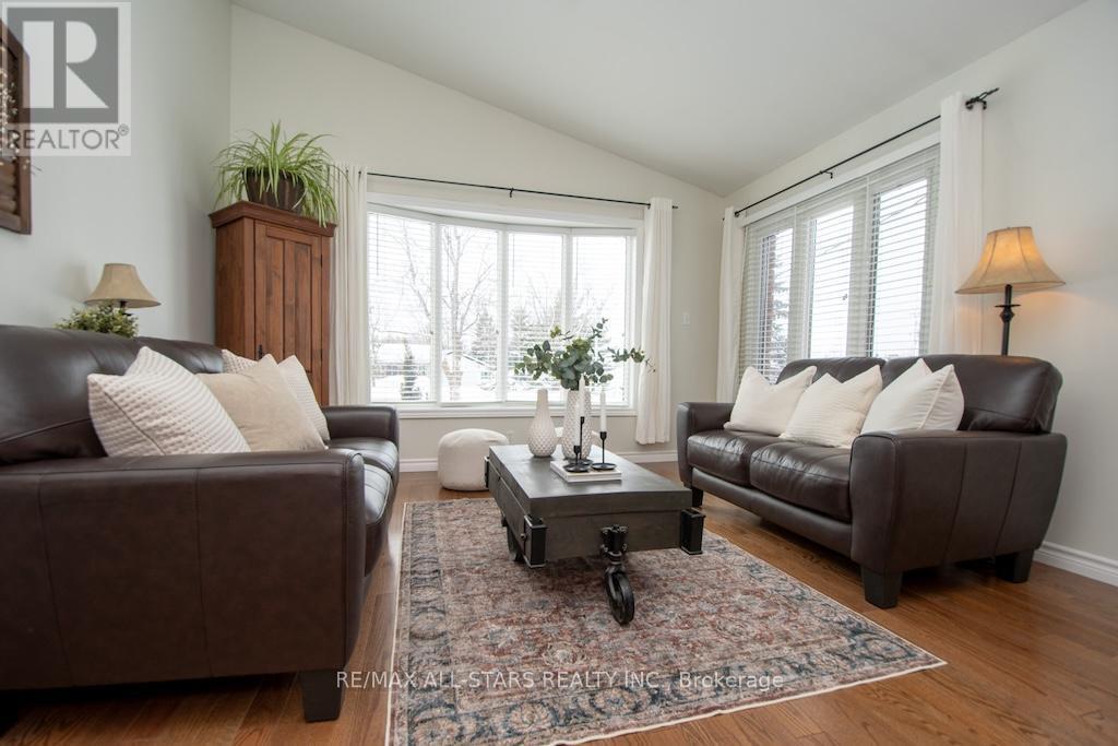 874 Monarch Road, Kawartha Lakes (Lindsay), ON - Indoor Photo Showing Living Room