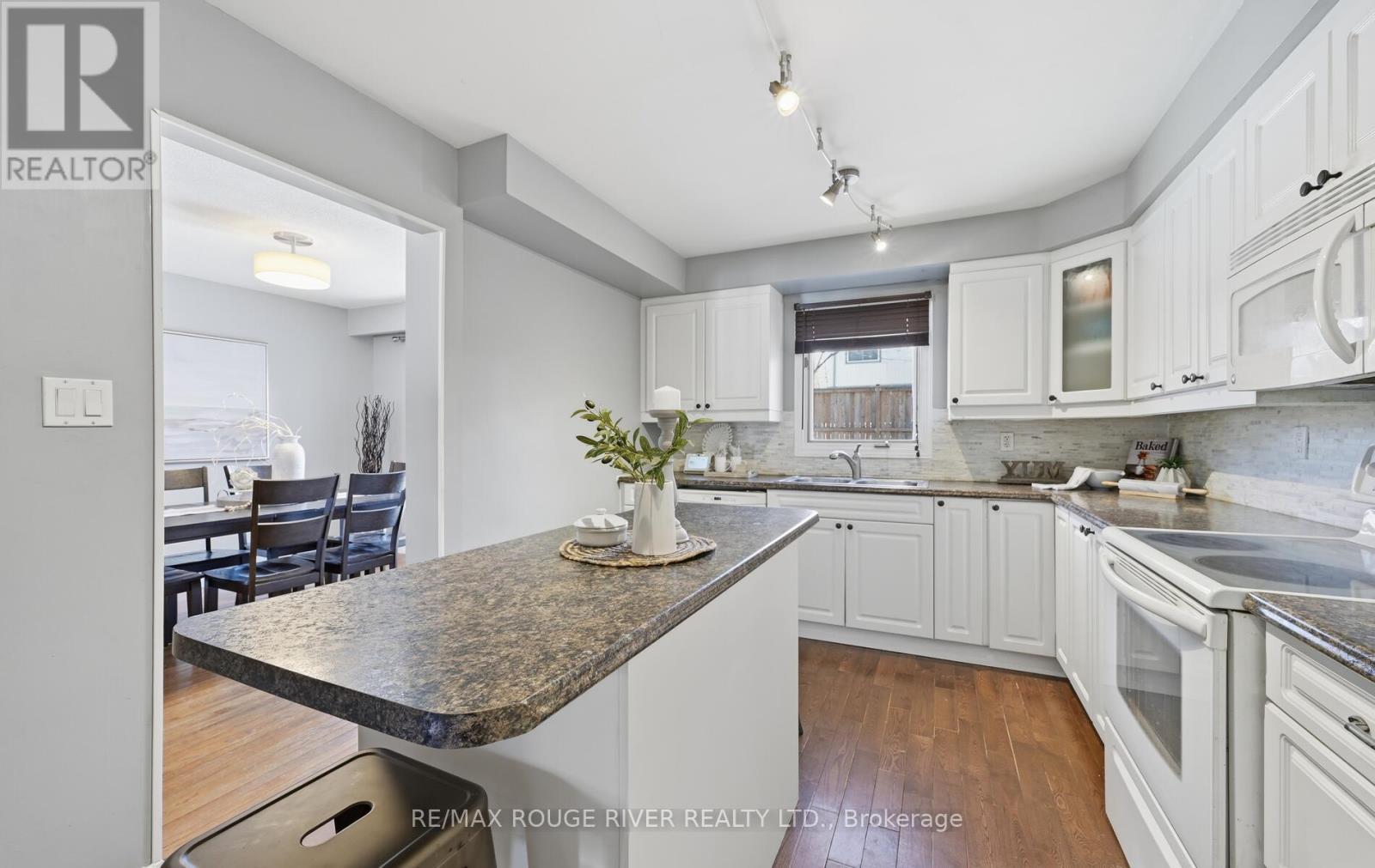 1201 Charlotte Circle, Pickering, ON - Indoor Photo Showing Kitchen With Upgraded Kitchen