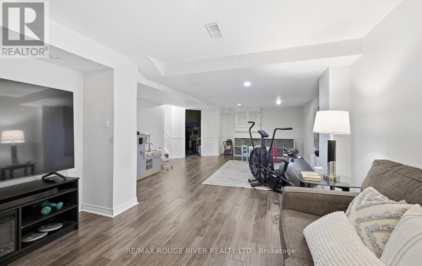 1201 Charlotte Circle, Pickering, ON - Indoor Photo Showing Living Room
