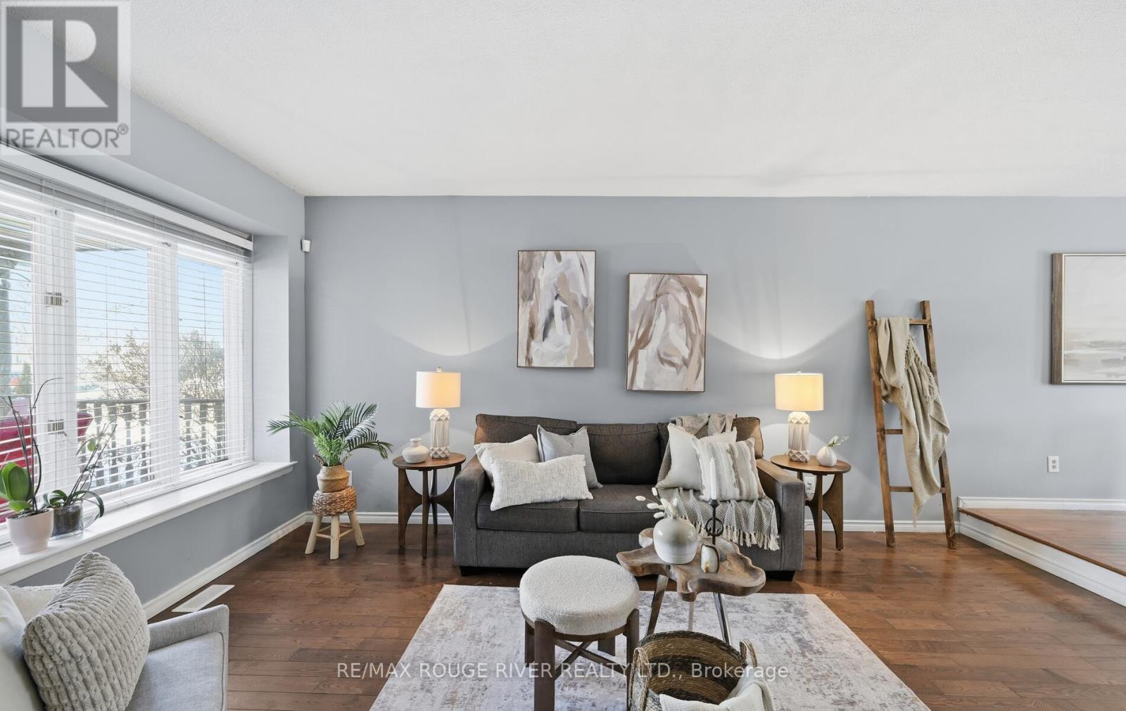 1201 Charlotte Circle, Pickering, ON - Indoor Photo Showing Living Room