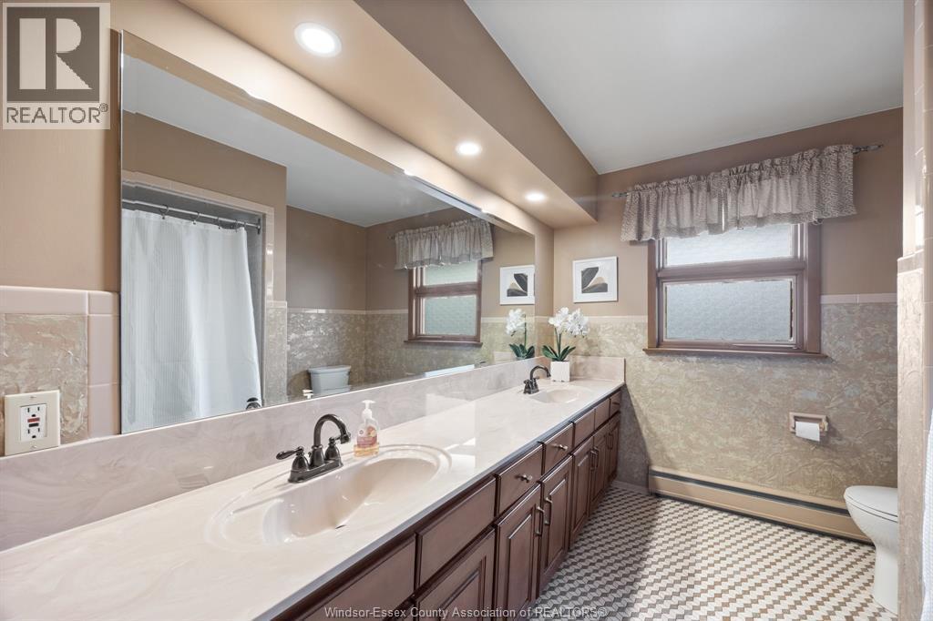 3071 Lauzon Road, Windsor, ON - Indoor Photo Showing Bathroom