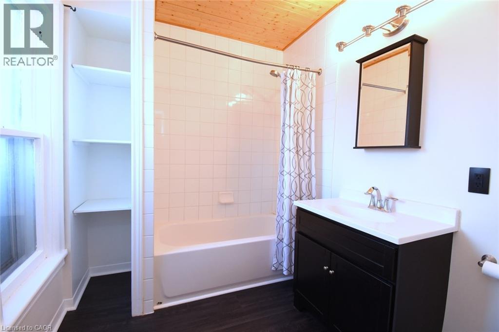 4pc - 261 Prospect Street S, Hamilton, ON - Indoor Photo Showing Bathroom