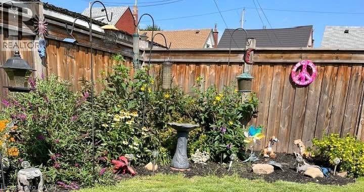 perennial pollinator garden - 261 Prospect Street S, Hamilton, ON - Outdoor