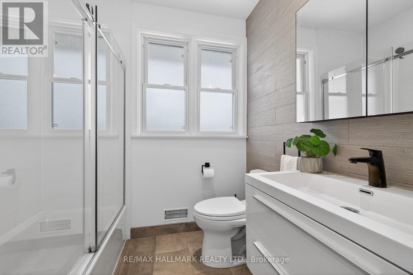 23 Acton Avenue, Toronto, ON - Indoor Photo Showing Bathroom