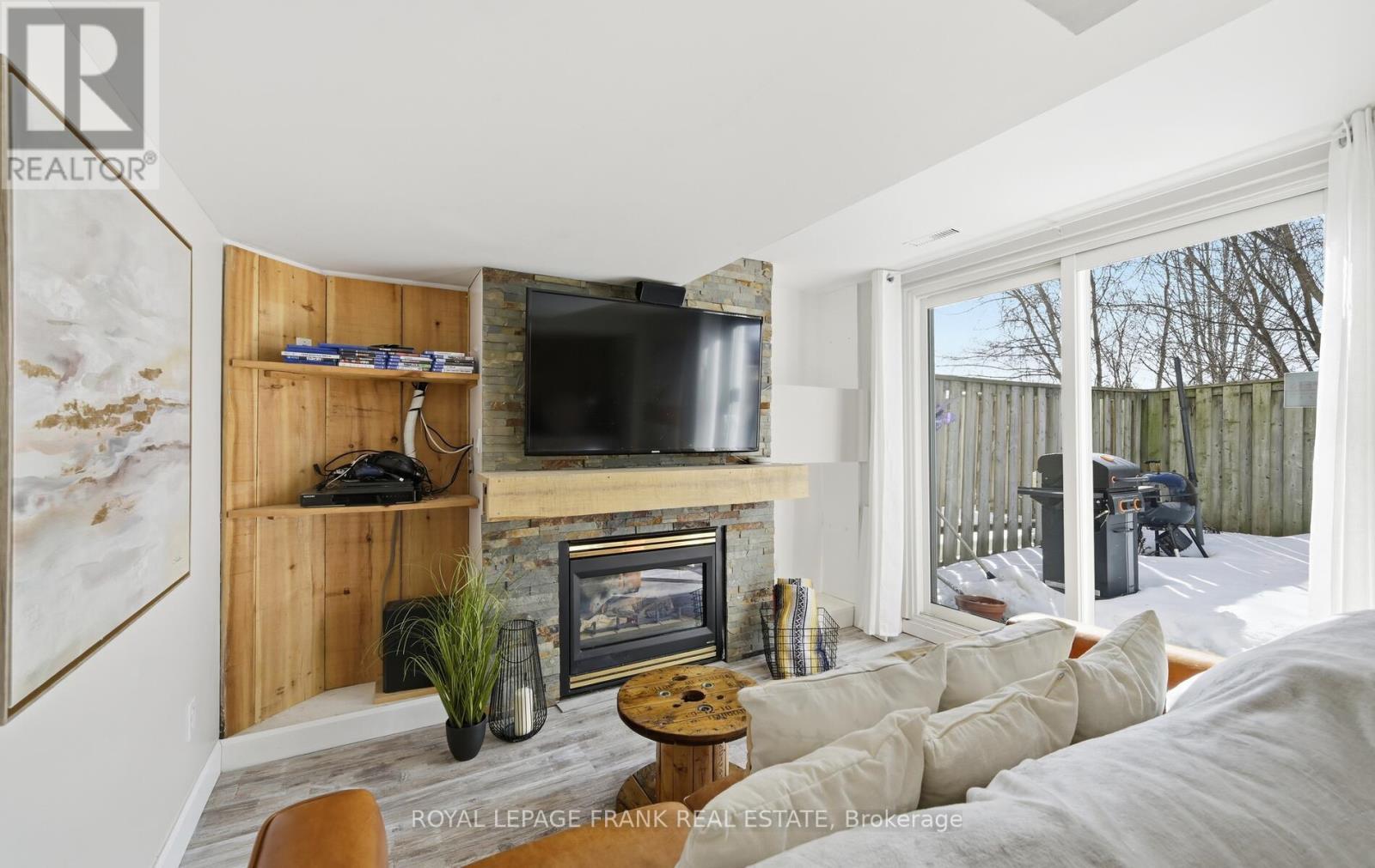 19 - 222 Pearson Street, Oshawa (O'Neill), ON - Indoor Photo Showing Living Room With Fireplace