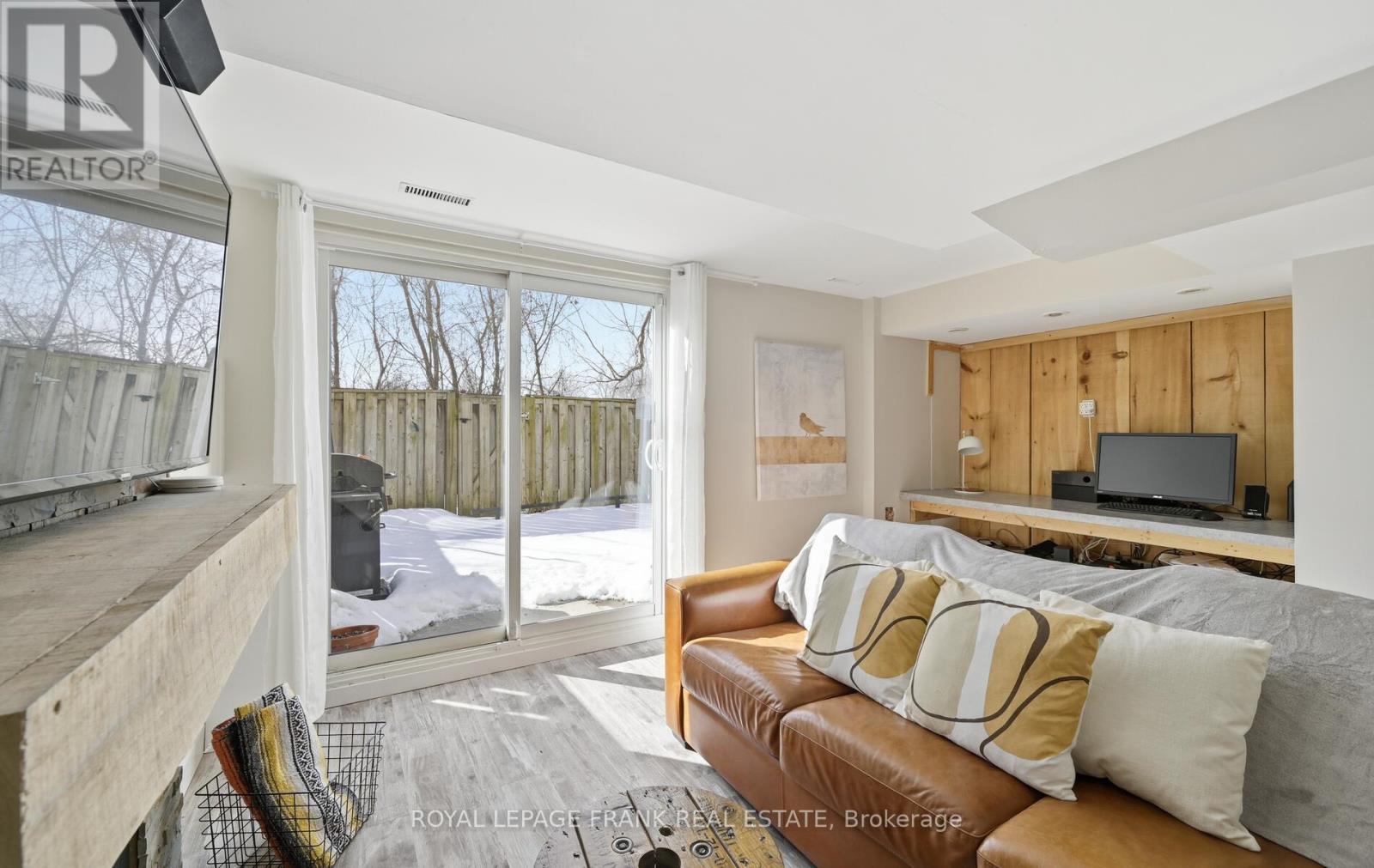19 - 222 Pearson Street, Oshawa (O'Neill), ON - Indoor Photo Showing Living Room