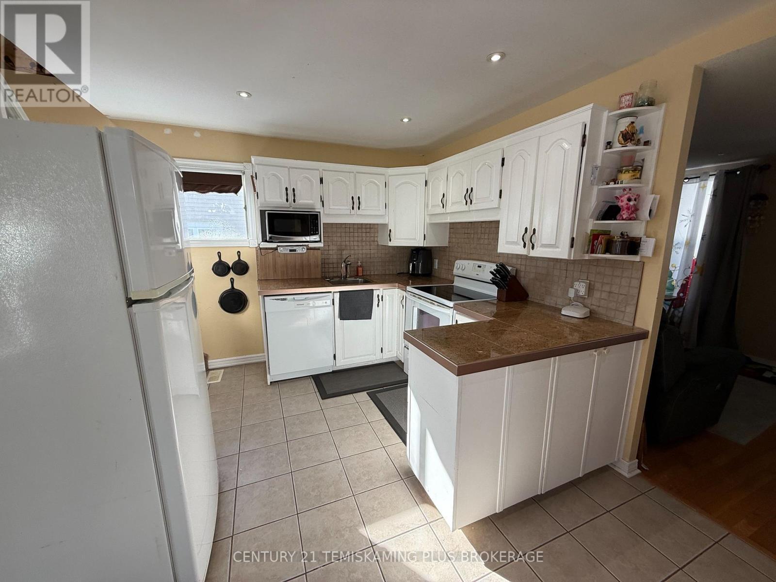 60 Woods Street, Kirkland Lake (Kl & Area), ON - Indoor Photo Showing Kitchen