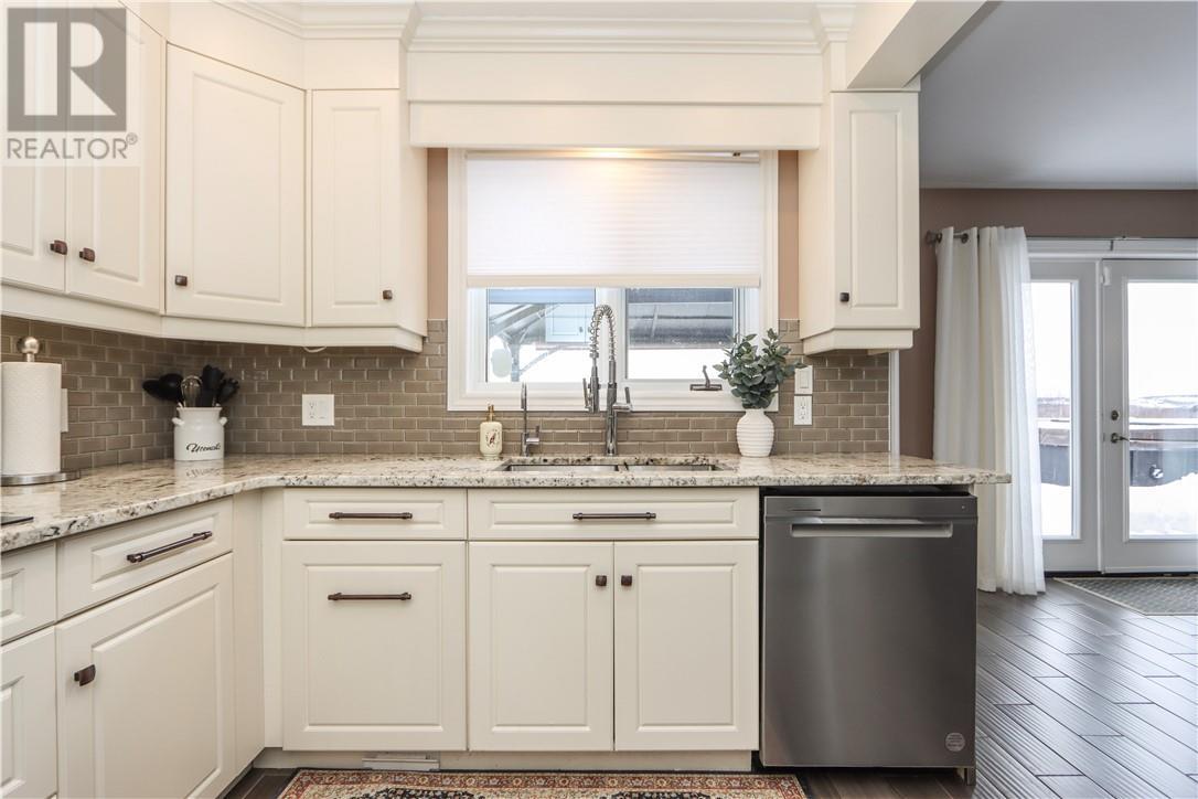 81 Forestdale Drive, Sudbury, ON - Indoor Photo Showing Kitchen With Upgraded Kitchen