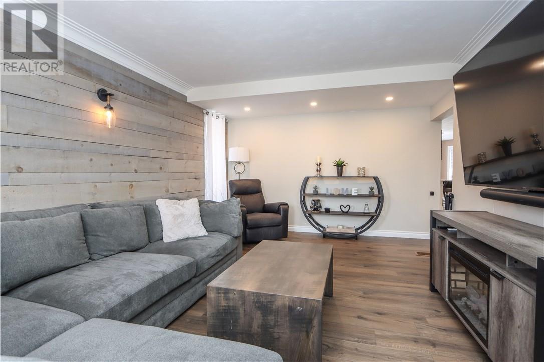81 Forestdale Drive, Sudbury, ON - Indoor Photo Showing Living Room