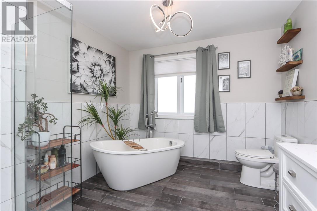 81 Forestdale Drive, Sudbury, ON - Indoor Photo Showing Bathroom