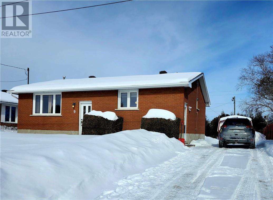 9 Falcon Street, Chelmsford, ON - Outdoor