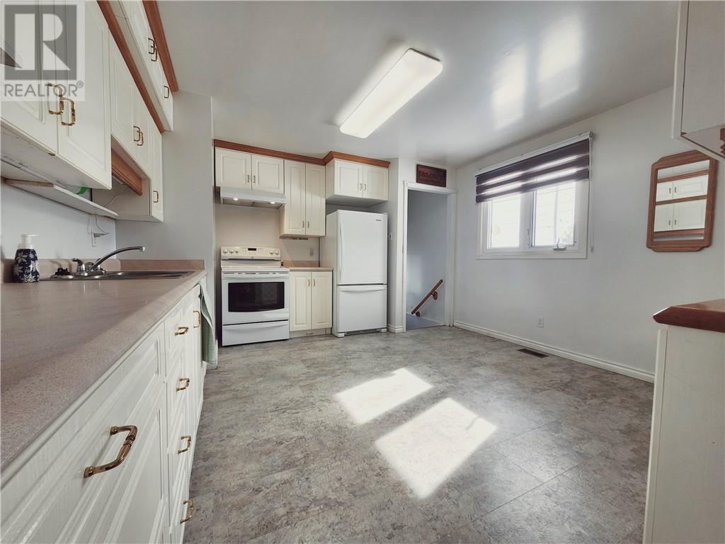 9 Falcon Street, Chelmsford, ON - Indoor Photo Showing Kitchen