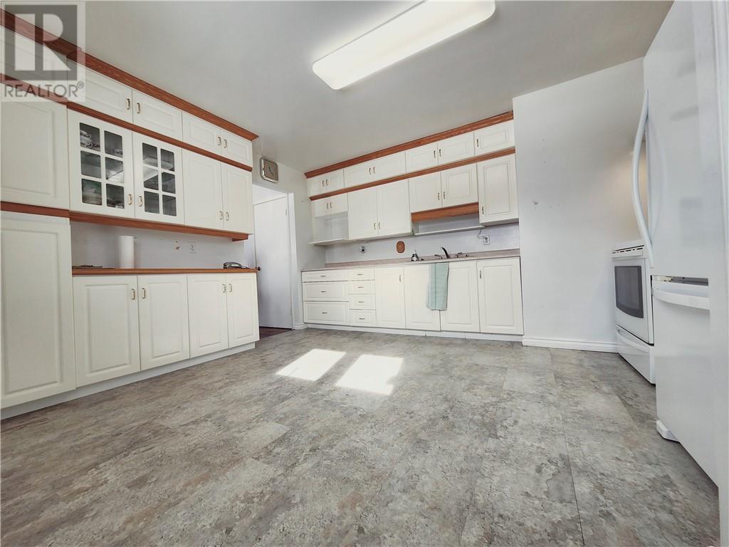 9 Falcon Street, Chelmsford, ON - Indoor Photo Showing Kitchen With Double Sink