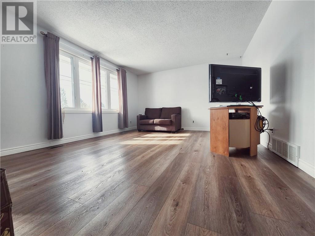 9 Falcon Street, Chelmsford, ON - Indoor