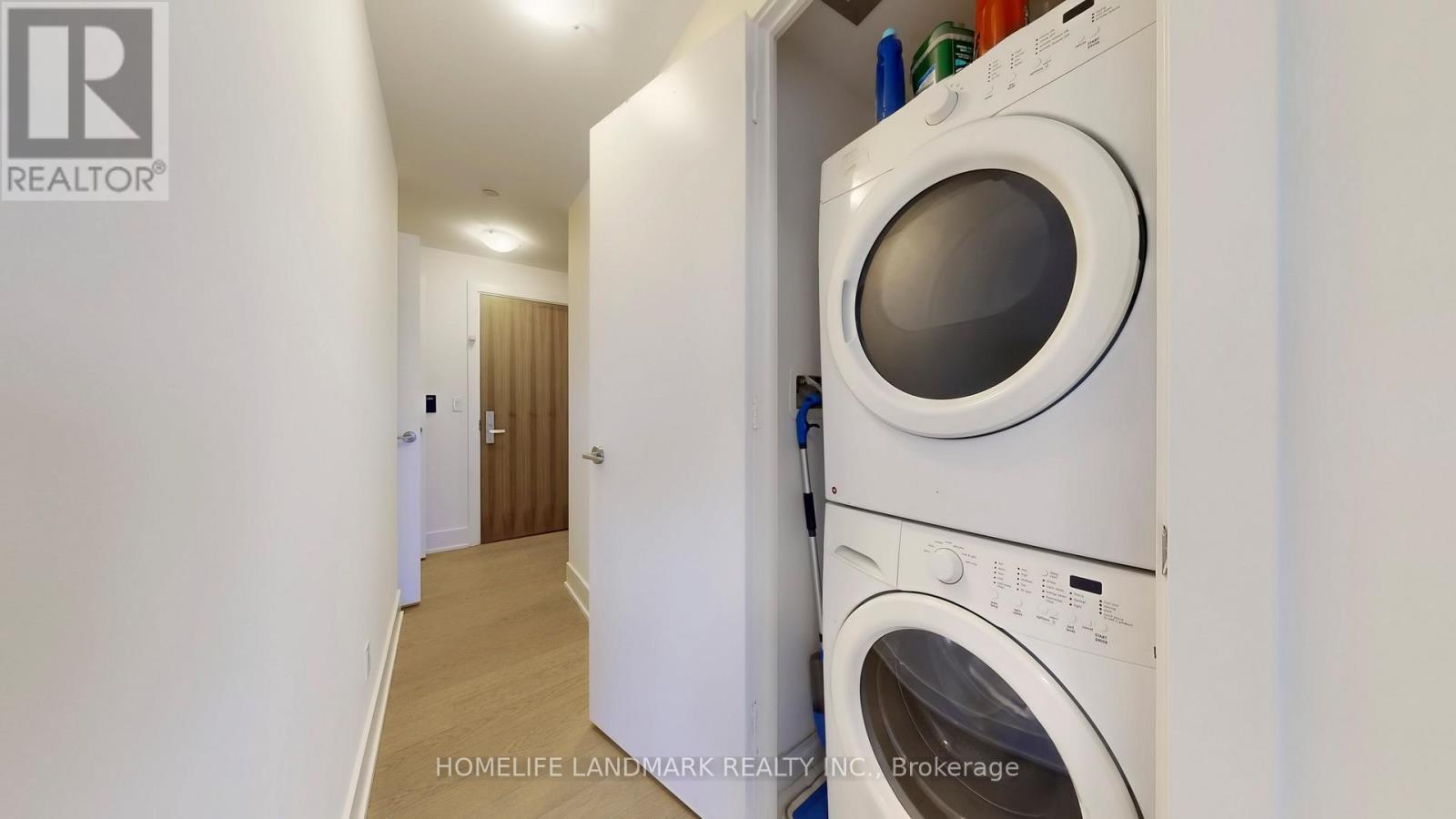 2305 - 200 Bloor Street W, Toronto, ON - Indoor Photo Showing Laundry Room