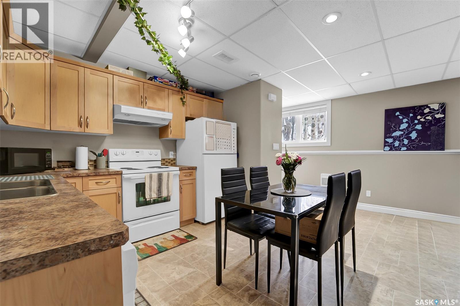 1506 Patrick Place, Saskatoon, SK - Indoor Photo Showing Kitchen With Double Sink